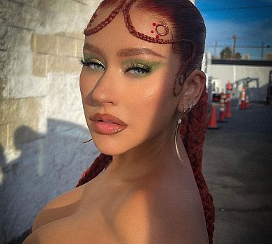 Агілера зі сміливим декольте обтягнула пишні форми червоним латексом   