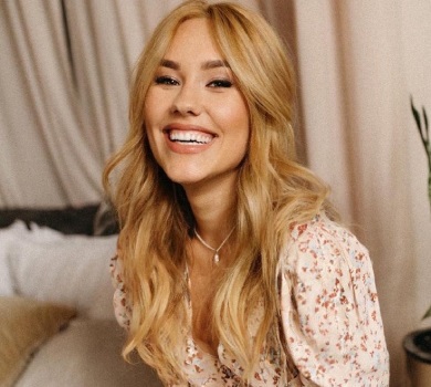 Темненька, в окулярах та блонда на підборах: Квіткова показала, як виглядала в різні роки