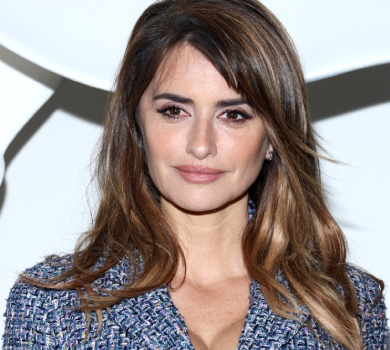 48-річна Крус у міні з пір'ям похизувалася стрункими ніжками на модному шоу. ФОТО