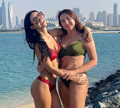 НеАнгел Віка з мамою попозували в бікіні на тлі дубайських хмарочосів