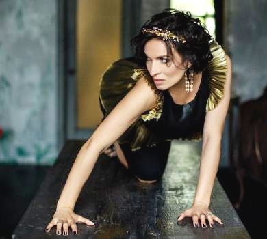 Мейхер у чорному та золоті поплазувала за здобиччю