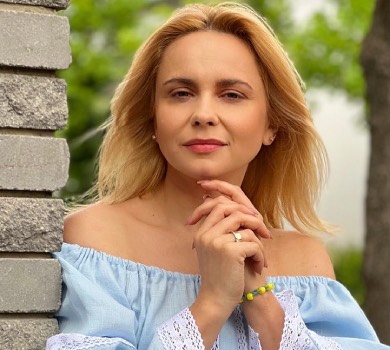 Закрию собою, заховаю від зла: Ребрик показала яскравий фемелі-лук із доньками