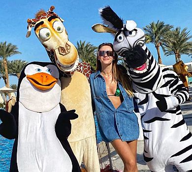 Нікітюк у Єгипті вигуляла нюдові велосипедки та чорне бікіні