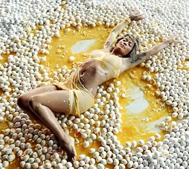 Ось чого в магазині яєць нема: Рита Ора обурила мережу кліпом, де нищить харчі. ВІДЕО