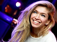 Брежнєва розтягується з матір'ю, щоб бути апетитною