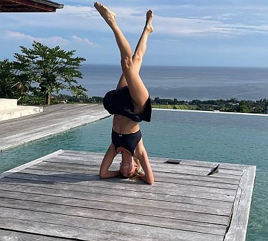 Tayanna у мінішортах посвітила ніжками в йога-позі на Балі 