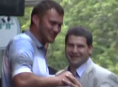 П'яний син Януковича не міг знайти дорогу додому. ВІДЕО