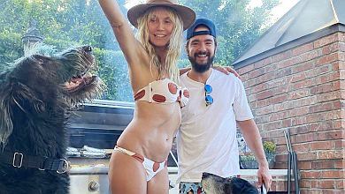 47-річна Клум у купальнику показалася з молодим чоловіком і псами