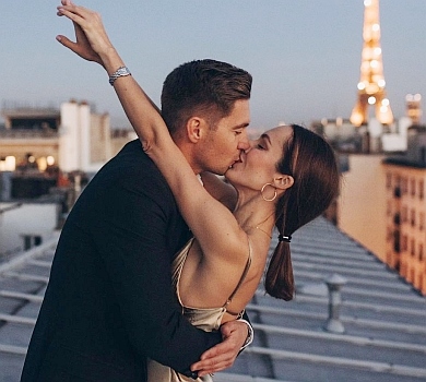 Із тобою стаю сміливішою в коханні: Остапчуки показали романтику на даху. ФОТО