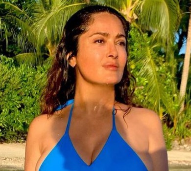 Сальма Хаєк у бікіні показала, як отримує біль та задоволення. ФОТО