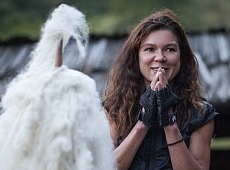 Руслана у Карпатах спробувала ткацтво й отримала іменний ліжник. ФОТО