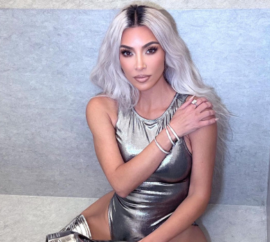 Кардашян покрасувалася у сріблястому корсеті й високих трусах. ФОТО