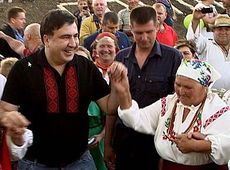 Саакашвілі у ніч на Купала витанцьовував із бабцями у вишиванці. ФОТО