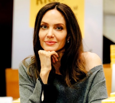 Джолі відвідала маленьких українців в італійському госпіталі