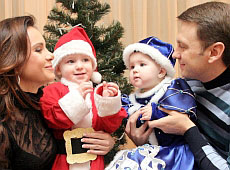 Сім'я Подкопаєви-Нагорні прикрашають ялинку