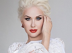 Бужинська у білому мереживі представила запах королеви