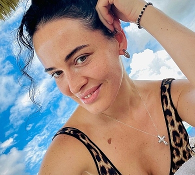 Астаф'єва в теплих краях посвітила фігуркою в купальниках. ФОТО