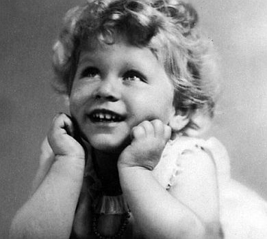 Королеві Єлизаветі 94: архівні фото, цікаві факти та вітання Зеленського 