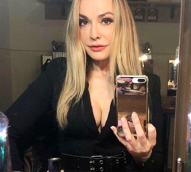 52-річна Сумська з нескромним декольте збурила мережу своїми ягідками. ФОТО 