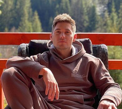 Остапчуки та Камінська попіарили карпатське шале Червоненка з ведмежими шкурами та опудалами тварин   