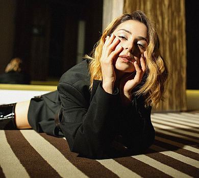 Огнєвіч виставила стегно у звабливому вбранні та зізналася, чи часто ходить на побачення