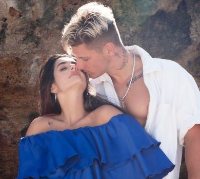 Трінчер у бікіні показалася в обіймах нареченого посеред моря. ФОТО