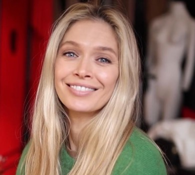 Декольтована Брежнєва у сріблястому міні показала святковий лук. ВІДЕО