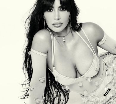 Кардашян у мереживі, сітці та пальчатках ефектно попозувала для італійського Vogue