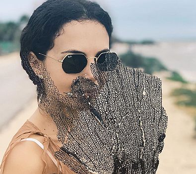 Каменських у прозорій мінісукні показала єднання з природою коло океану 