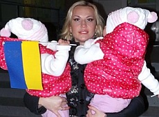 Камалія притягла на голосування дочок із прапорами. ФОТО