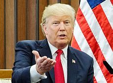 Екс-помічниця Трампа: Він клеїться до всіх жінок, а Меланія хоче розлучення