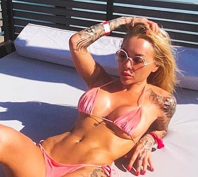 Морозюк у бікіні посмажилася на столичному пляжі