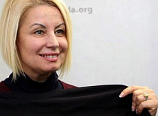 Герман переписує другу книгу, а Янукович дарує їй квіти