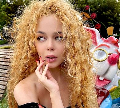 Кучерява Гросу похизувалася нігтями як в американських селеб