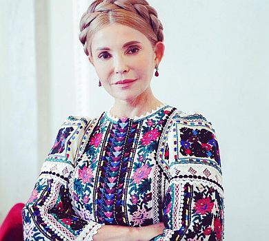 Тимошенко вигуляла в Раду сукню-вишиванку та свою фірмову косу 
