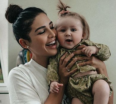 Дімопулос показалася з донькою і сином та пояснила, кому не варто заводити дітей 