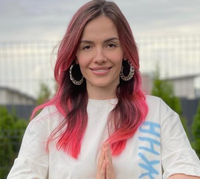 MamaRika у сексі-бікіні розпочала басік у Карпатах