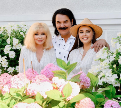 Зібров у шортах попозував зі своїм жіноцтвом там, де відпочиває душею