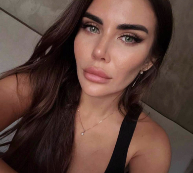 Буде розслідування: вагітна Стужук показала, як її дім обкидали коктейлями Молотова