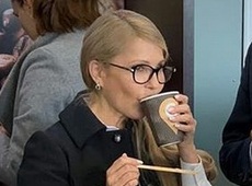 Порошенко стайл: Тимошенко показово покавувала на заправці. ФОТО 