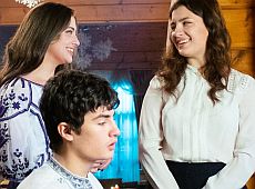 Порошенко з Ляшком показали святвечори у вишиванках, а Кличко - в шоломі   