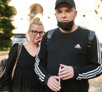 Данилко з мамою Сердючки порелаксували на травичці в центрі Києва. ФОТО