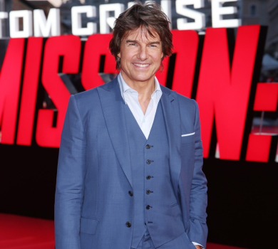 Досі дамський улесник: 60-річний Том Круз на парадному хіднику цмокнув у щічку декольтовану колегу. ФОТО