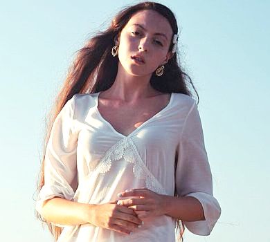 Мама каже, що я дурепа: 14-річна донька Полякової покрасувалася в ніжній білій сукні