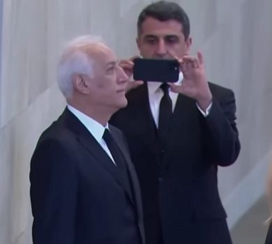 Жарти і фото на тлі труни: поведінка президента Вірменії на прощанні з королевою розлютила британців