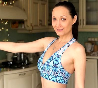 Власова з голим животом оголосила, що поринає у спорт