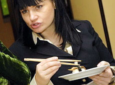 Кільчицька і Червоненко їли паличками суші й фрукти