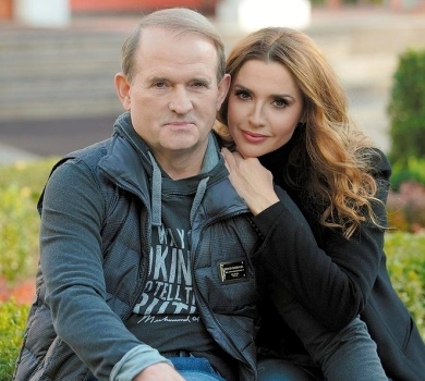 На домашньому: дружина Медведчука в леопардових капцях попозувала з онуком