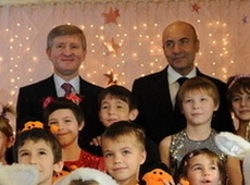 Ахметов подарував Крутому капці