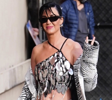 Кеті Перрі в срібному топі та зебровій двійці посвітила голим животом у Голлівуді